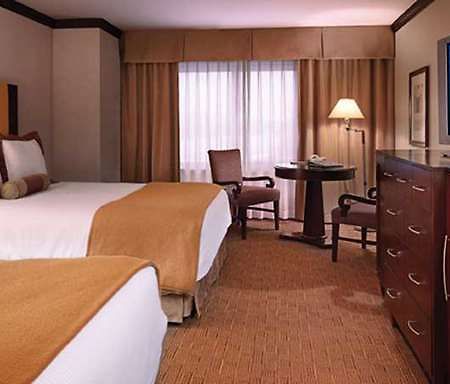 Ameristar Casino Hotel Канзас Сити Стая снимка